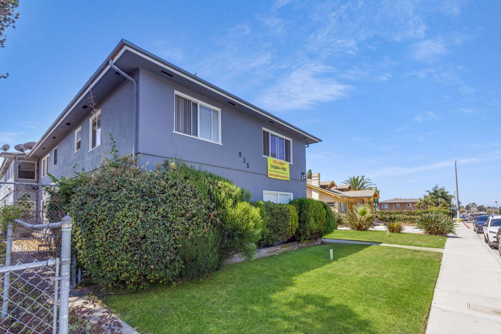 835 Centinela Ave